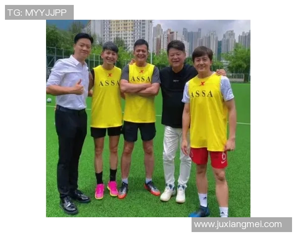 足球明星与媒体记者亲密合影展现友好关系与职业合作精神